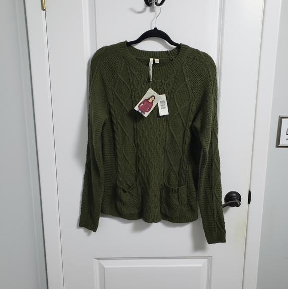LEO & NICOLE Green Cable Knit Sweater - Picture 2 of 7